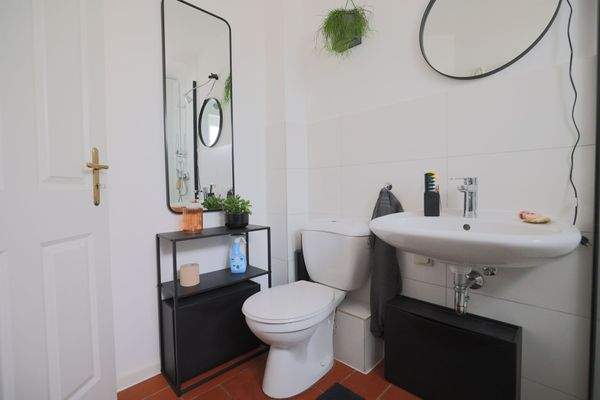 Geräumiges Duschbad