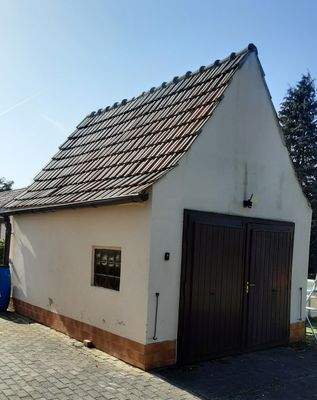 Blick auf freistehende massive Garage.jpg