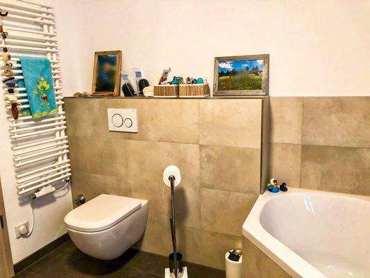 Bad mit Wanne und Handtuchhalter