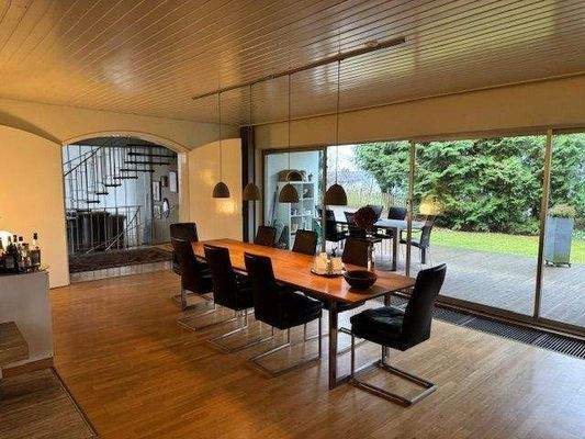 Essbereich mit Panaorama-Schiebetüren, und Blick i