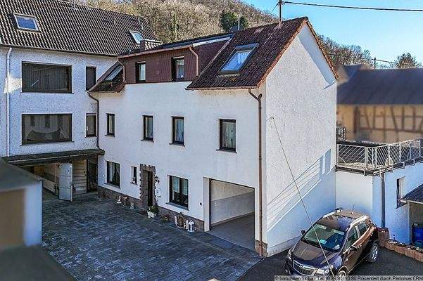 Vorderhaus mit Garage