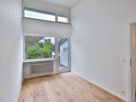 Helles Kinderzimmer mit Balkonzugang