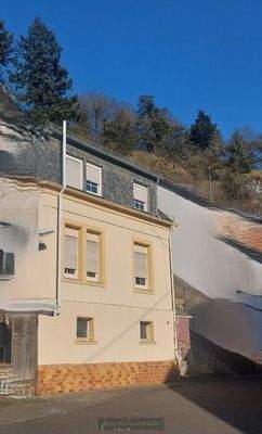 Ansicht mit unkenntlich gemachten Nachbarhäusern