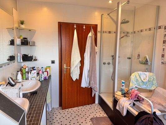 Bad mit Wanne und Dusche OG