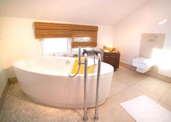 Moderne Badewanne mit Blick