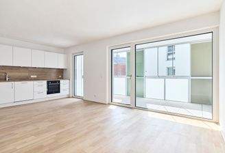 Hell und freundliches Wohnen/Essen/Kochen mit Zugang zur Loggia