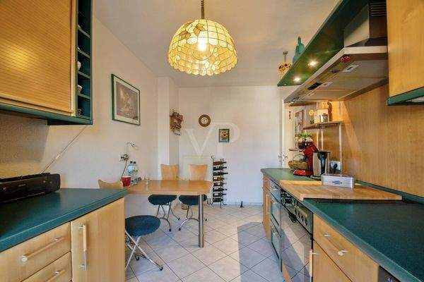 Küche mit Einbauküche und Zugang zum Balkon