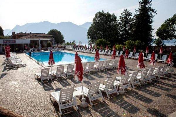 Gepflegter, ca. 25 m x 12 m großer Pool 