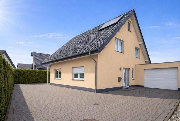 Einfahrt mit großem gepflastertem Hof