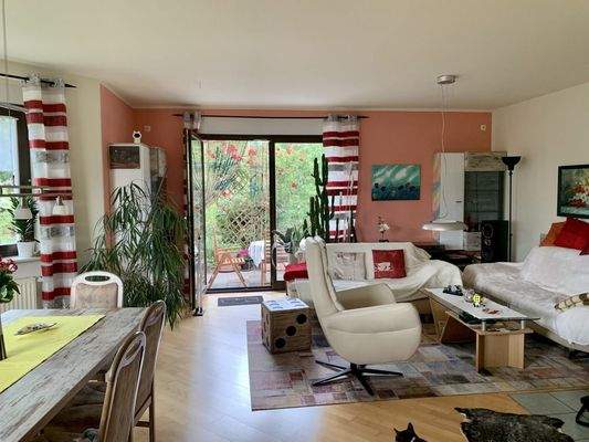 Wohnzimmer mit Kamin 