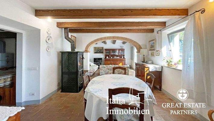 Typisches Bauernhaus mit Swimmingpool, Nebengebäude, Garten mit Olivenhain in Ortsnähe