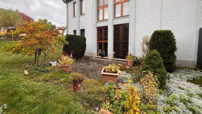 Rückansicht mit Terrasse