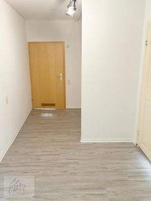 Flur Eingangsbereich mit Blick Richtung Kochnische