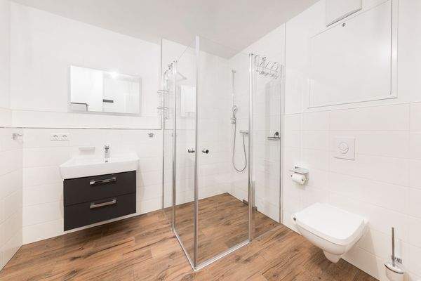 Mit bodengleicher Dusche