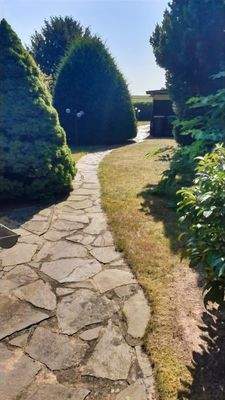 Wege auf dem Grundstück