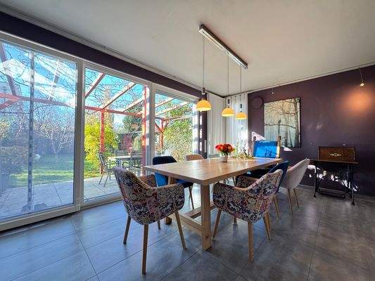 Wohnzimmer mit Austritt zur Terrasse