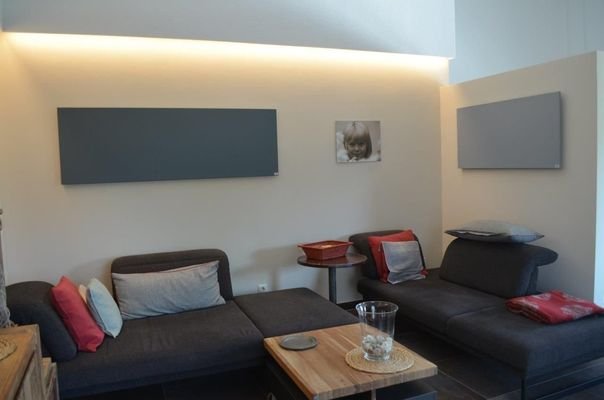 Wohnzimmerwand mit Paneelen.jpg