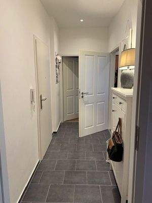 Moderner Flur mit Dekor