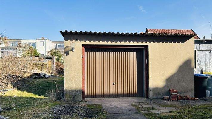 Garage auf dem Grundstück