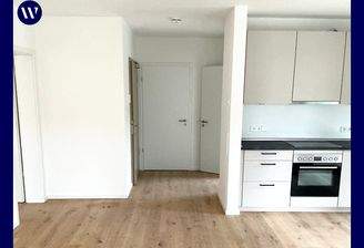 Wohnen/Blick in Flur und Küche