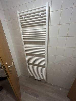 mit Handtuch-Heizkörper