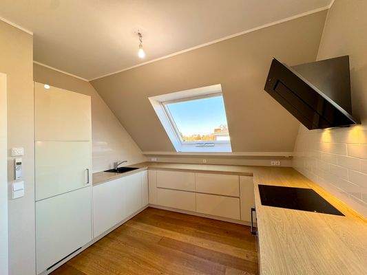 Küche im Obergeschoss mit Miele Geräten inkl. Luxusglasfronten, Dunstabzugshaube mit Abluft  und automatischem Dachfenster mit Regensensor