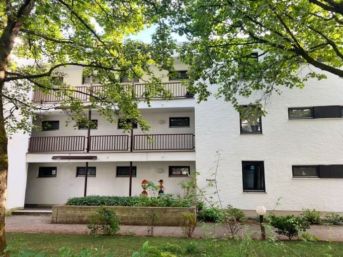 Kernsanierte, großzügige Wohnung mit Loggia in begehrter und zentraler Wohnlage von Baldham RESERVIERT