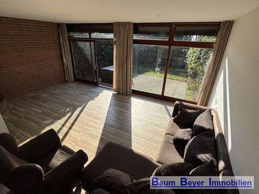 Blick in das Wohnzimmer und in den Garten