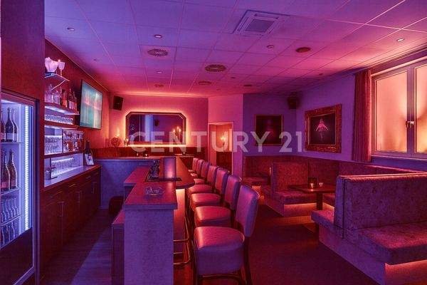 Gemütliche Sitzgruppen mit Blick zur Bar