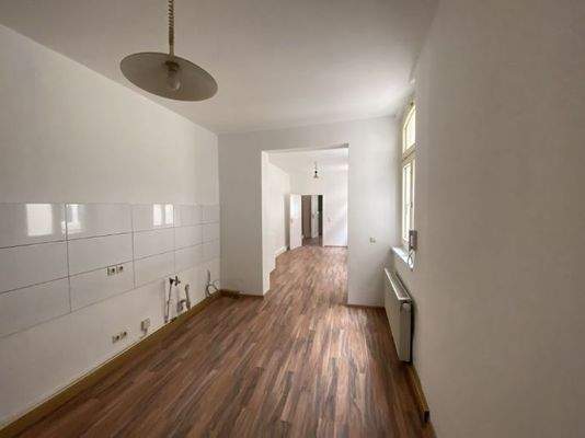 Küche m. Blick zum Wohnungseingang 