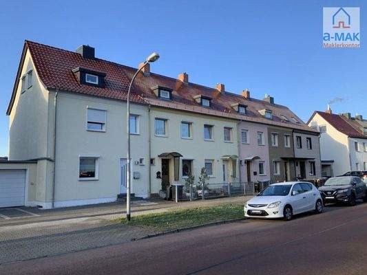 Straßenansicht links