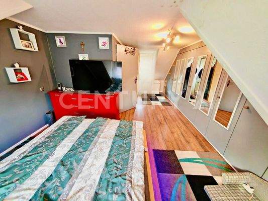 geräumiges Schlafzimmer mit riesen Einbauwand