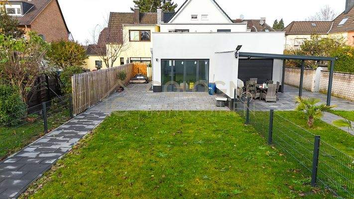 Großer Garten mit rasenfläche und Terrasse