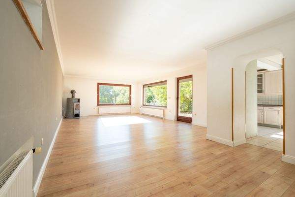 Wohnzimmer mit Blick in den Garten und Terrassenzugang