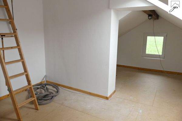 weiteres Zimmer mit Zugang zum Dachboden