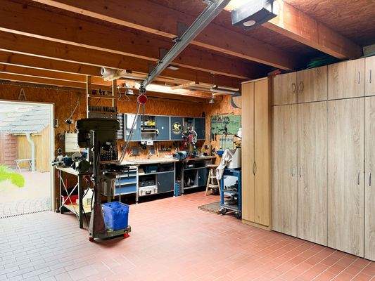 Doppelgarage mit professioneller Werkstatt