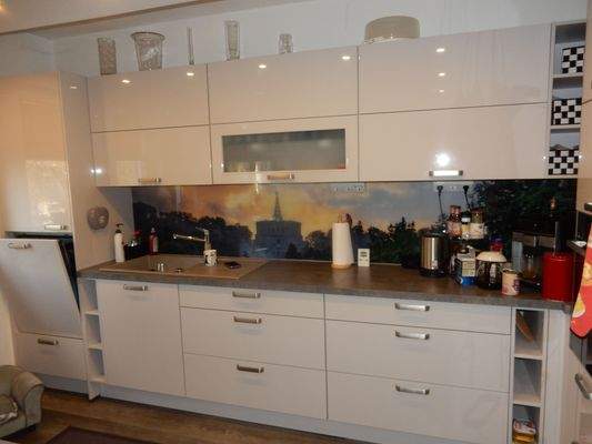 Hochwertige und neue Markenküche mit Kochinsel