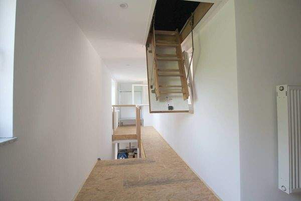 Aufgang ins OG u. Treppe zum Spitzboden