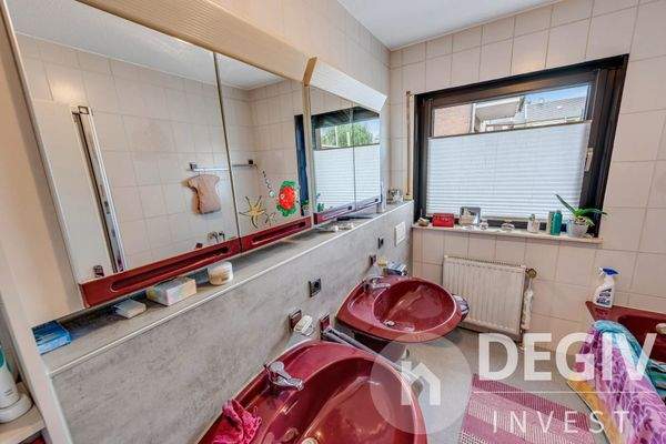 Bad mit Wanne und Du