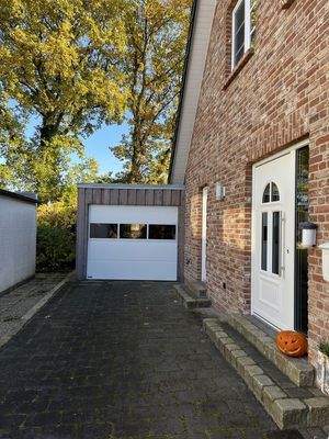 Auffahrt mit Garage