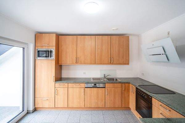 Die offene Küche ist mit dem Wohn-/Essbereich verbunden.