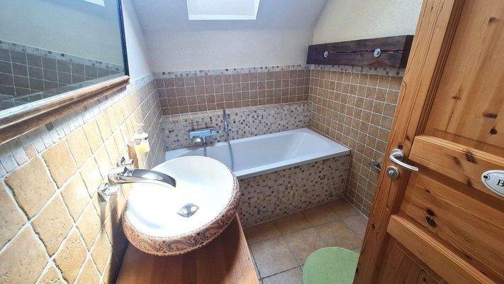 Tageslichtbad mit Badewanne (OG)