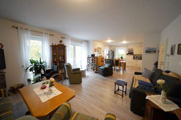 großer Wohn-Essbereich mit Balkonausgang