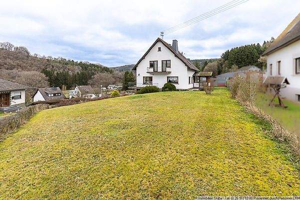 großer Garten neben dem Haus