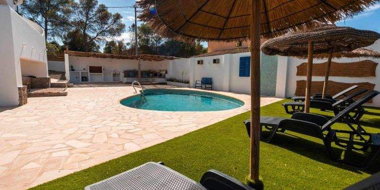 Pool mit Liegebereich.jpg