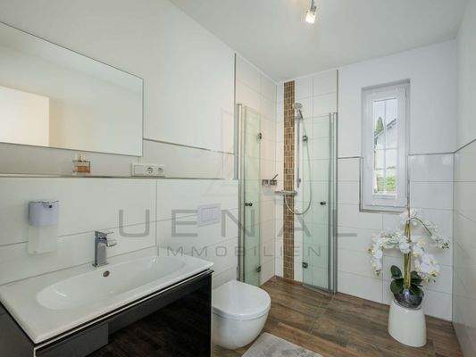 EG: Modernes Gäste-Bad mit Walk-In-Dusche