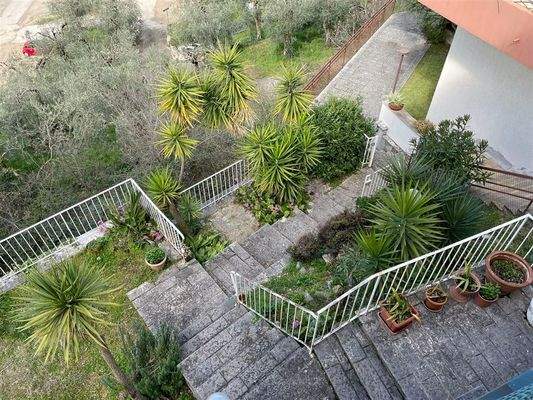 EG-Ausblick vom Balkon auf eigene Gartenanlage (2)
