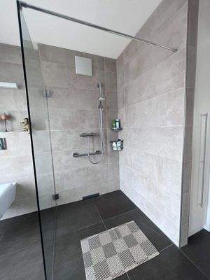 großer Duschbereich!.jpg