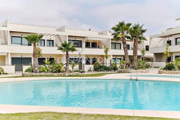 New Apartments in Complex with Swimming Pool in Torrevieja