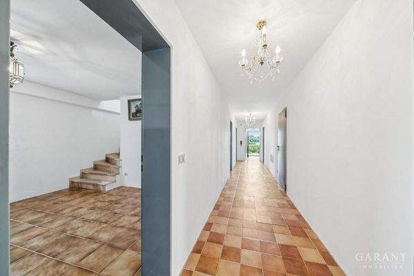 Dielenbereich u. Flur im Keller